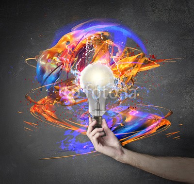 olly, Creative ideas (ideen, mann, hand, konzept, work, business, schule, studenten, glühbirne, licht, schultafel, schultafel, hintergrund, erfolg, karriere, objekt, oberfläche, textur, schreiben, kreativ, kaukasier, weiß, person, schwarz, farbe, angestrahlt, energie, jo)