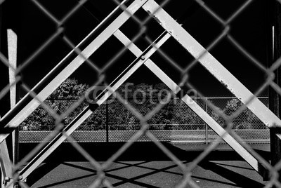 taurusnyy, Outdoor chain link fence with steel beam background. Abstract art and design. Industrial art and design. Balanced image. Minimal design and art. Park outdoor design. (minimal, isoliert, chrome, stahl, zukunft, géométrie, minimalismus, urbano, architektonisch, licht, abstrakt, minimum, geometrisch, komplexität, komplex, rahmen, futuristisch, gewerblich, entwerfen, architektur, röhren, symmetrisch, kunst, kunstvol)