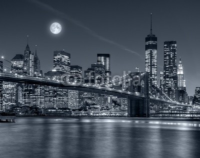 bluraz, New York City at night (gebäude, reisen, nacht, skyline, new york city, manhattan, states, urbano, architektur, äusseres, skyscraper, uns, berühmt, abenddämmerung, outdoors, downtown, himmel, angestrahlt, altersgenosse, blau, wasser, horizontale, panoramisch, twiligh)