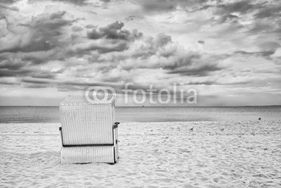 MaciejBledowski, Hooded wicker basket chair on an empty beach, black and white filter applied. (strand, meer, stuhl, sommer, schwarz, weiß, himmel, flechtwerk, jahrgang, urlaub, einsamkeit, körbe, reisen, einsamkeit, wolkengebilde, niemand, entspannen, einträchtig, ostsee, outdoors, deutsc)