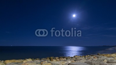 ivanabramkin, The moon in the sky and lune pathe in the sea. Night. Catalonia, L'Ampolla, Spain (oberfläche, küste, küste, natürlich, weiß, flüssigkeit, anblick, gelb, hell, horizont, stern, nacht, astronomie, licht, voll, abenddämmerung, mond, figur, dunkel, sphäre, strand, besinnung, entwerfen, katalonien, blau, planet, seelandschaft, himme)