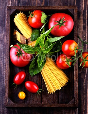 oxxyzay, Spaghetti and tomatoes with herbs. (basilikum, italienisch, küche, oliven, öl, essen, pasta, tomaten, tisch, rot, kochen, hintergrund, roh, spaghetti, vegetarisch, italien, salz, alt, menü, board, nudel, rustikal, holz, braun, gelb, restaurant, kulinarisch, entwerfen, ländlich)