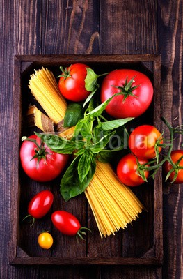 oxxyzay, Spaghetti and tomatoes with herbs. (basilikum, italienisch, küche, oliven, öl, essen, pasta, tomaten, tisch, rot, kochen, hintergrund, roh, spaghetti, vegetarisch, italien, salz, alt, menü, board, nudel, rustikal, holz, braun, gelb, restaurant, kulinarisch, entwerfen, ländlich)