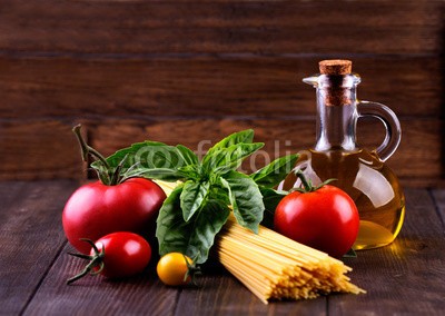 oxxyzay, Spaghetti and tomatoes with herbs. (basilikum, italienisch, küche, oliven, öl, essen, pasta, tomaten, tisch, rot, kochen, hintergrund, roh, spaghetti, vegetarisch, italien, salz, alt, menü, board, nudel, rustikal, holz, braun, gelb, restaurant, kulinarisch, entwerfen, ländlich)