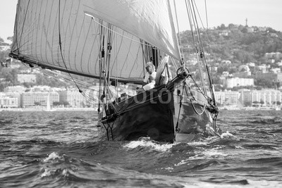 litchi cyril, voiliers (segel, boot, regatta, meer, nautisch, crew, blau, azur, sonne, mittelmeer, früher, zeit, classic, holz, matrosen, matrosen, segelboot, seil, seil, takelage, kupfer, leder, boot, überschrift, erdichtet, stangen, ausnahme, segelboot, brücke, verbinde, ba)