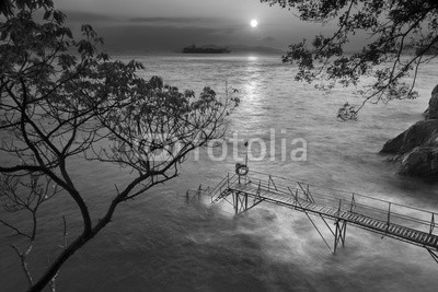 leeyiutung, wooden jetty under sunset (landschaft, moody, morgengrauen, schwarzweiß, idyllisch, beruhigt, pfeiler, tagesanbruch, stimmung, seelandschaft, wasser, natur, wellenbrecher, outdoors, meer, beschaulichkeit, gelassenheit, lagune, hintergrund, anblick, horizont, licht, see, wette)