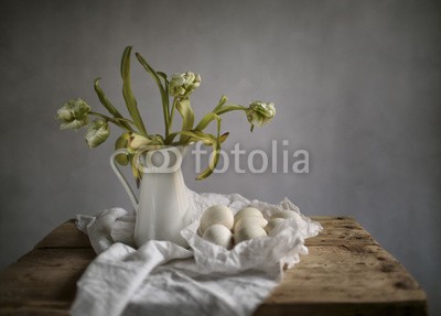 Nailia Schwarz, Still Life with Tulips and Eggs (stilleben, stilleben, stilleben, ei, tulpe, floral, essen, küche, rustikal, jahrgang, staat, blume, blume, vase, porzellan, china, retr)