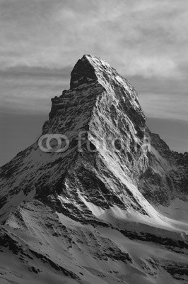 leeyiutung, Mountain Matterhorn at dusk, Zermatt, Switzerland (gipfel, alpine, matterhorn, berg, schweiz, schwarzweiß, moody, hügel, sonnenlicht, kalt, reisen, klettern, fels, felsig, orientierungspunkt, panoramisch, symbol, hoheitsvoll, schweiz, abenddämmerung, oberteile, alpen, skier, furchen, hoch, winte)