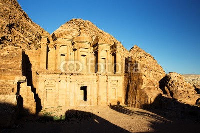 romanslavik.com, The Monastery (El Dayr) in Petra Ancient City in a Golden Sun, Jordan (petra, jordan, kloster, tempel, sonnenuntergang, sonnenlicht, orientierungspunkt, uralt, steine, fassade, architektur, fels, geschichte, geschichtlich, reisen, tourismus, sandstone, sand, alt, stadt, wüste, kultur, mitte, religion, ost, rot, gebäud)