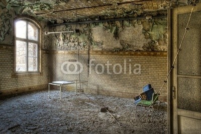 Grischa Georgiew, Zimmer mit Aussicht II (architektur, ruine, verfallen, sonne, sonnenstrahl, licht, gebäude, stuhl, stuhl, kaputt, klapprig, aufpolieren, wand, verschmutzt, verschmutzt, mystisch, surreal, szene, ddr, krankenhaus, geschichte, fenster, dunkel, mark)