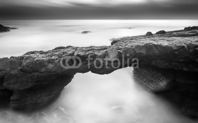 Henrique Silva, The passage to the ocean over a stone bridge (brücke, steine, weiß, landschaft, schwarz, natur, wasser, ozean, welle, hintergrund, lang, belichtung, meer, besinnung, krach, traum, textur, himmel, bewegung, fels, küste, horizont, einträchtig, gelassenheit, bewölkt, sturm, nebel, portugal, durchgan)