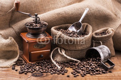 luigi giordano, chicchi di caffè tostato e macinino (kaffee, kaffeemühle, kerne, arabisch, aroma, duftend, koffein, samen, rösten, energie, jute, braun, rustikal, sacco, messbecher, metall, rösten, getoastet, arten, chunk, märkte, trinken, situation, duften)