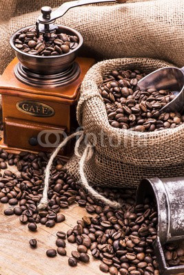 luigi giordano, chicchi di caffè tostato e macinino (kaffee, kaffeemühle, kerne, arabisch, aroma, duftend, koffein, samen, rösten, energie, jute, braun, duftend, rustikal, sacco, messbecher, metall, rösten, getoastet, arten, chunk, märkte, trinken, situatio)