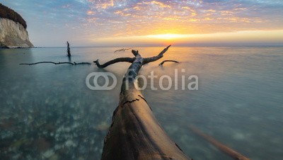 Mike Mareen, Sunrise over the sea (sonnenuntergang, meer, sonnenaufgang, ozean, wasser, himmel, schöner, strand, hintergrund, natur, indonesien, reisen, landschaft, wolken, morgengrauen, farbe, rot, sommer, orange, sonne, sonnenschein, bunt, boot, licht, berg, sonnenlicht, küste, horizon)