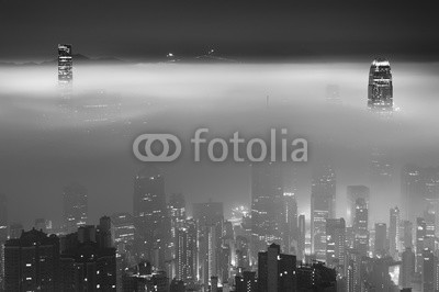 leeyiutung, Misty night view of Victoria harbor in Hong Kong city (nebel, diesig, nebelig, reisen, anblick, urbano, szenerie, stadt, nebel, himmel, dunst, landschaft, stadtlandschaft, nacht, modern, asiatisch, hong kong, neon, hafen, skyscraper, downtown, hintergrund, turm, wirtschaft, bürogebäude, business, skylin)