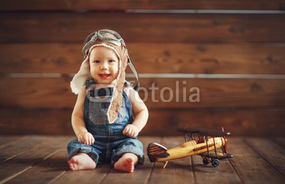 JenkoAtaman, funny baby boy pilot aviator with airplane laughing (flugzeug, junge, kind, piloten, baby, spaß, kind, flieger, helme, spielwaren, fröhlichkeit, freude, person, konzept, reisen, freudig, traum, hölzern, lebensstil, retro, aktiv, urlaub, hobeln, spiel, spiel, vorstellung, ideen, jahrgang, glas, freihei)