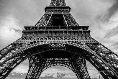 GooDAura, Black-white photo of close-up element part of Eiffel tower in Paris against dramatic twilight sky at evening summer time. (eiffelturm, turm, wide, nacht, foto, frankreich, stahl, park, national, reisen, tage, paris, horizontale, reiseziel, orientierungspunkt, kultur, attraktion, urlaub, symbol, geschichte, diagonale, wohlstand, abend, twilight, wolken, liebe, platz, architekt)