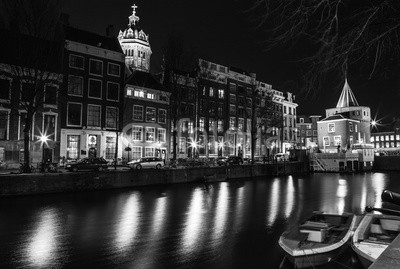 GooDAura, AMSTERDAM, NETHERLANDS - DECEMBER 14, 2015: Black-white photo of general view night canals in Amsterdam, Netherlands. (abstrakt, amsterdam, architektonisch, architektur, schöner, verwischen, verschwommen, brücke, gebäude, weihnachten, stadt, kreuzfahrt, kreuzfahrt, kultur, dunkel, stadtteil, holländisch, europa, abend, geschichte, urlaub, holland, angestrahl)