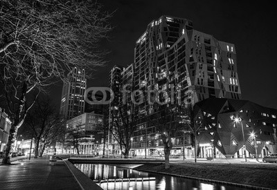 GooDAura, ROTTERDAM, NETHERLANDS - DECEMBER 26, 2015: Black-white photo of famous city sights at night time on December 26, 2015 in Rotterdam - Netherlands. (rotterdam, architektonisch, architektur, schöner, schwarz, hell, gebäude, stadt, kultur, dunkel, stadtteil, holländisch, europa, berühmt, geschichte, holland, angestrahlt, orientierungspunkt, landschaft, modern, holland, nacht, nord, puerto, tou)