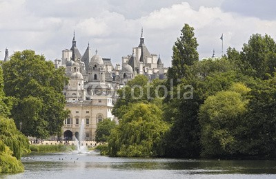 Blickfang, St. James s Park mit Whitehall London (englisch, britischer, england, london, architektonisch, sehenswürdigkeit, hauptstadt, historisch, reiseziel, urlaub, stadtlandschaft, park, st, james, teich, wasser, leute, palace, dach, kuppel, turm, baum, horizontale, farbe, nieman)