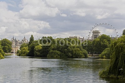 Blickfang, St. James s Park London (englisch, britischer, england, london, architektonisch, sehenswürdigkeit, hauptstadt, historisch, reiseziel, urlaub, stadtlandschaft, park, st, james, teich, wasser, leute, palace, dach, kuppel, turm, baum, horizontale, farbe, nieman)