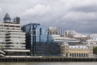 Blickfang, Architektur an der Themse in London (englisch, britischer, england, london, architektonisch, sehenswürdigkeit, hauptstadt, historisch, reiseziel, urlaub, stadtlandschaft, skyscraper, wohnung, himmel, fenster, postmodern, büro, büro, stadt, stahl, glas, themse, horizontale, farbe, nieman)