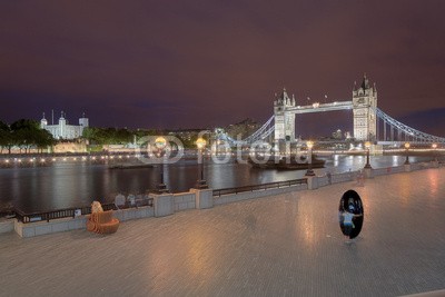 Blickfang, Tower und Towerbridge London (englisch, britischer, england, london, architektonisch, sehenswürdigkeit, hauptstadt, historisch, reiseziel, urlaub, stadtlandschaft, überbrückung, themse, flux, zugbrücke, blau, wolken, spiegelung, fahne, nacht, beleuchtet, tower of london, wohnun)