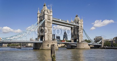 Blickfang, Tower Bridge Panorama (englisch, britischer, england, london, architektonisch, sehenswürdigkeit, hauptstadt, historisch, reiseziel, urlaub, stadtlandschaft, überbrückung, themse, flux, zugbrücke, blau, wolken, spiegelung, fahne, blue sky, panoram)