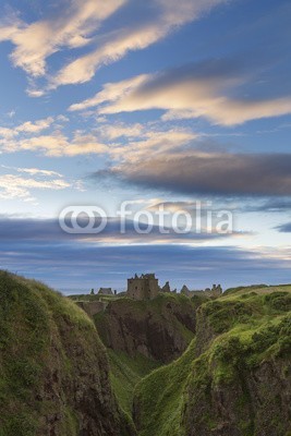 Alta Oosthuizen, Sunset at Dunnottar Castle on the Scottish coast (grossbritannien, leerstehend, aberdeen, uralt, antikes, architektur, attraktion, schöner, gebäude, schloss, klippen, wolken, küste, küste, kastell, befestigung, festung, gras, hafen, landzunge, historisch, geschichte, orientierungspunkt, landschaf)