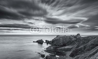 Alta Oosthuizen, Sunset at Dunnottar Castle on the Scottish coast cloud in black (grossbritannien, leerstehend, aberdeen, uralt, antikes, architektur, attraktion, schöner, schwarz, gebäude, schloss, klippen, wolken, küste, küste, kastell, befestigung, festung, gras, hafen, landzunge, historisch, geschichte, orientierungspunk)