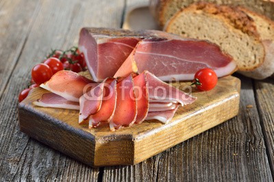 kab-vision, Südtiroler Speckjause mit frischem Steinofenbrot und Tomaten - South Tyrolean bacon with fresh stone oven baked bread and tomatoes (speck, geräuchert, südtirol, sandwich, imbiss, schinken, speck, brot, geräuchert, tirol, tirolerin, essen, schweinefleisch, spezialität, geräuchert, tomaten, teller, italienisch, österreichisch, küche, rind, holz, holztisc)