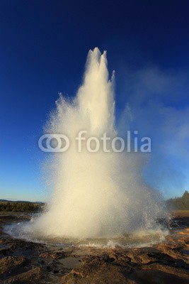 romanslavik.com, Strokkur Geysir Eruption, Iceland (island, geysir, eruption, landschaft, orientierungspunkt, hoheitsvoll, natur, isländisch, blue sky, blau, himmel, gold, sonne, angestrahlt, gold, wasser, kochend, explosion, extrem, berühmt, thermal, europa, reiseziel, schöner, schlag, insel, rauc)