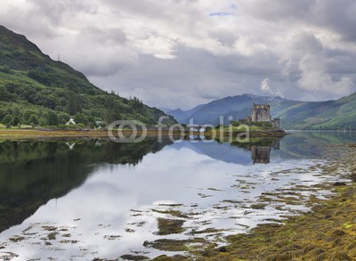 Alta Oosthuizen, Eilean Donan Castle at Dornie on Kyle of Lochalsh in Scotland wi (grossbritannien, uralt, architektur, attraktion, brücke, gebäude, schloss, keltisch, wolken, wolken, reiseziel, berühmt, kastell, festung, grau, highland, historisch, geschichte, insel, see, orientierungspunkt, landschaft, see, mittelalterliches, morgen)