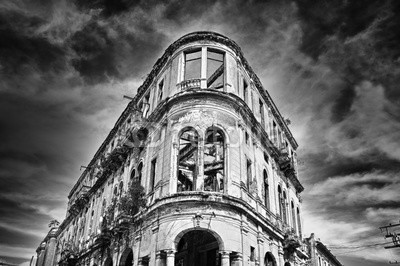 javigol860101, Black and white image of crumbling old building facade with dram (schwarz, weiß, bejahrt, architektur, balkon, gebäude, karibik, stadt, stadtlandschaft, kolonial, bunt, kolonne, cuba, kubaner, verfault, reiseziel, dramatisch, häuser, zerfressen, exotisch, äusseres, fassade, grunge, havana, erbschaft, historisc)