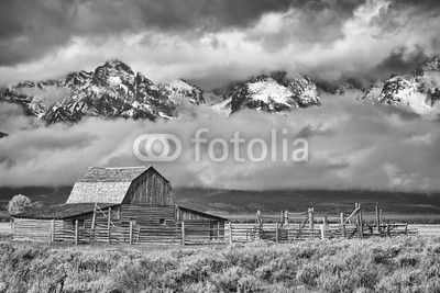 MaciejBledowski, Black and white Teton mountain range with Moulton Barn in the Grand Teton National Park, Wyoming, USA. (grand teton, park, scheune, schwarz, weiß, amerika, uns, wolken, reisen, wyoming, szenerie, berg, morgens, himmel, landschaftlich, tourismus, westen, schöner, natur, einträchtig, beruhigt, urlaub, landschaf)
