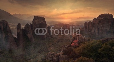 Cara-Foto, Felslandschaft mit Meteora Klöstern in Griechenland (fels, wald, sonnenuntergang, meteor, berg, ziegeldächer, denkmal, ehemalig, eindrucksvoll, hinreißend, hübsch, strahlende, gold, leuchtend, lonely, religiös, beschaulichkeit, glaube, gott, mönch, nonne, konglomerat, höhlen, griechenland, landschaf)