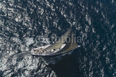 biker3, Top view of a sailboat in the blue ocean (outdoors, tage, segelboot, abenteuer, wassersport, bootfahren, boot, sailing, yacht, ozean, meer, wasser, nautisch, segel, schiffe, aussen, marin, california, wasserfahrzeuge, verkehr, blau, gelassenheit, mast, draufsicht, freiheit, horizontal)