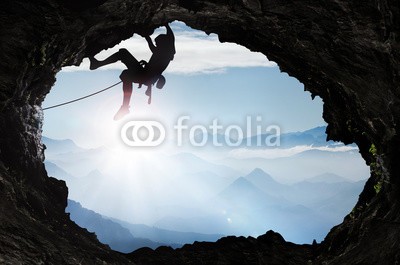 Visions-AD, Bergsteiger im Hochgebirge an einem Höhlenausgang (bergsteiger, klettern, bergsteigen, sport, extremsport, cave, herausforderung, outdoor, natur, berg, berg, fels, klippen, sonnenaufgang, nebel, sonnenstrahl, freiheit, berg, erfolg, gipfel, leistung, gefahr, stärke, stärke, steuern, sportler, schulun)