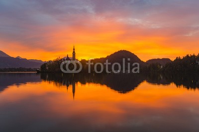 Mike Mareen, beautiful sunrise on the lake bled (see, bled, slowenien, sonnenaufgang, kirche, landschaft, herbst, schöner, insel, natur, europa, himmel, wasser, tourismus, berg, hügel, schloss, katholisch, blau, sommer, hintergrund, reisen, baum, wald, gelassenheit, idyllisch, landschaft, grün, alpin)