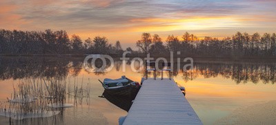 Mike Mareen, boat moored to the snow-covered bridge over the lake in winter m (winter, boot, schöner, see, landschaft, morgens, bootfahren, natur, wasser, sonnenuntergang, abend, weiß, schnee, blau, pfeiler, hintergrund, himmel, gelb, urlaub, reisen, rivers, farbe, meer, anblick, sonne, tourismus, sonnenlicht, sonnenaufgan)