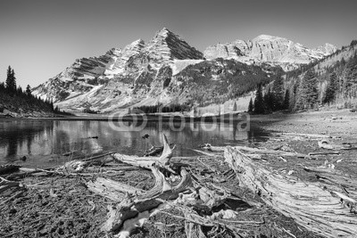 MaciejBledowski, Black and white photo of Maroon Bells landscape, Aspen in Colorado, USA. (berg, see, gefroren, landschaft, wildnis, tapete, reisen, colorado, aspen, schwarzweiß, uns, winter, szenerie, schöner, natu)