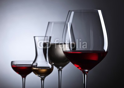 Igor Normann, glasses with red and white wine (wein, rotwein, weißwein, alkohol, weingut, trinken, weingläser, close-up, rot, silhouette, bar, alkoholiker, hintergrund, schwarz, weiß, getränke, bordeaux, cabernet, glas, foodie, flüssigkeit, merlot, restaurant, studio, lichtdurchlässi)