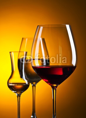 Igor Normann, glasses with red and white wine (wein, rotwein, weißwein, alkohol, weingut, trinken, weingläser, close-up, rot, silhouette, bar, alkoholiker, hintergrund, schwarz, weiß, getränke, bordeaux, cabernet, glas, foodie, flüssigkeit, merlot, restaurant, studio, lichtdurchlässi)