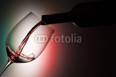 MAURO, Glass with red wine on the colors of italian flag (wein, rot, trinken, glas, flasche, chianti, merlot, foodie, ernten, weinprobe, alkohol, hintergrund, bar, schöner, getränke, bordeaux, cabernet, feiern, feier, abendessen, trinkend, weintraube, party, gießen, schütten, besinnung, restaurant, platsc)