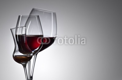 Igor Normann, glasses with red and white wine (wein, rotwein, weißwein, alkohol, weingut, trinken, weingläser, close-up, rot, silhouette, bar, alkoholiker, hintergrund, schwarz, weiß, getränke, bordeaux, cabernet, glas, foodie, flüssigkeit, merlot, restaurant, studio, lichtdurchlässi)