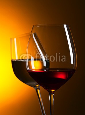 Igor Normann, glasses with red and white wine (wein, rotwein, weißwein, alkohol, weingut, trinken, weingläser, close-up, rot, silhouette, bar, alkoholiker, hintergrund, schwarz, weiß, getränke, bordeaux, cabernet, glas, foodie, flüssigkeit, merlot, restaurant, studio, lichtdurchlässi)