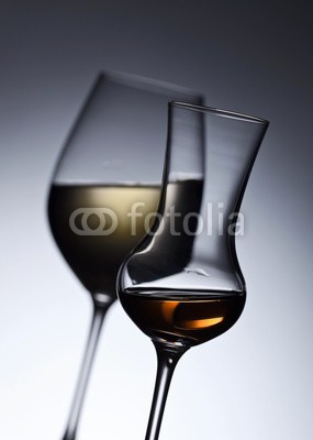 Igor Normann, Closeup of glasses with white wine (wein, rotwein, weißwein, alkohol, weingut, trinken, weingläser, close-up, rot, silhouette, bar, alkoholiker, hintergrund, schwarz, weiß, getränke, bordeaux, cabernet, glas, foodie, flüssigkeit, merlot, restaurant, studio, lichtdurchlässi)