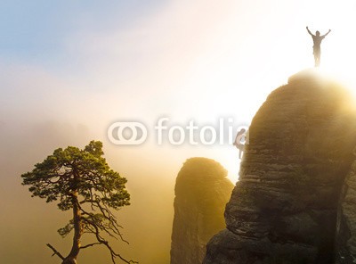 Visions-AD, Bergsteiger auf dem Gipfel in Siegerpose (bergsteiger, klettern, gewinner, sieg, berg, berg, fels, sonnenaufgang, sonnenstrahl, freiheit, nebel, berg, erfolg, gipfel, ruhm, leistung, spaß, wettbewerb, sächsische schweiz, sachsen, deutsch, gewinner, gefahr, wettrennen, wettbewerb, herausforderun)