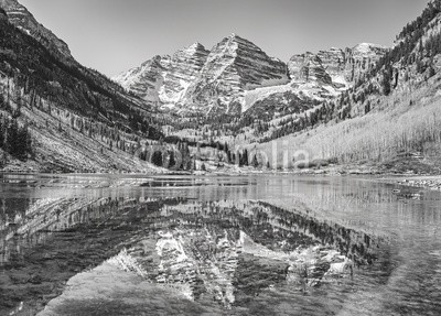 MaciejBledowski, Black and white picture of Maroon Bells reflected in lake, Aspen in Colorado, USA. (landschaft, reisen, berg, see, natur, schwarzweiß, colorado, aspen, anblick, herbst, uns, wildnis, landschaftlich, szenerie, gefiltert, pik)