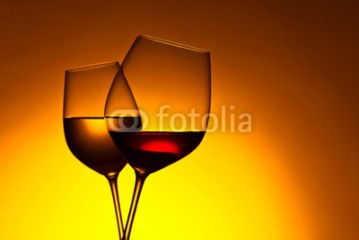 Igor Normann, glasses with red and white wine (wein, rotwein, weißwein, alkohol, weingut, trinken, weingläser, close-up, rot, silhouette, bar, alkoholiker, hintergrund, schwarz, weiß, getränke, bordeaux, cabernet, glas, foodie, flüssigkeit, merlot, restaurant, studio, lichtdurchlässi)